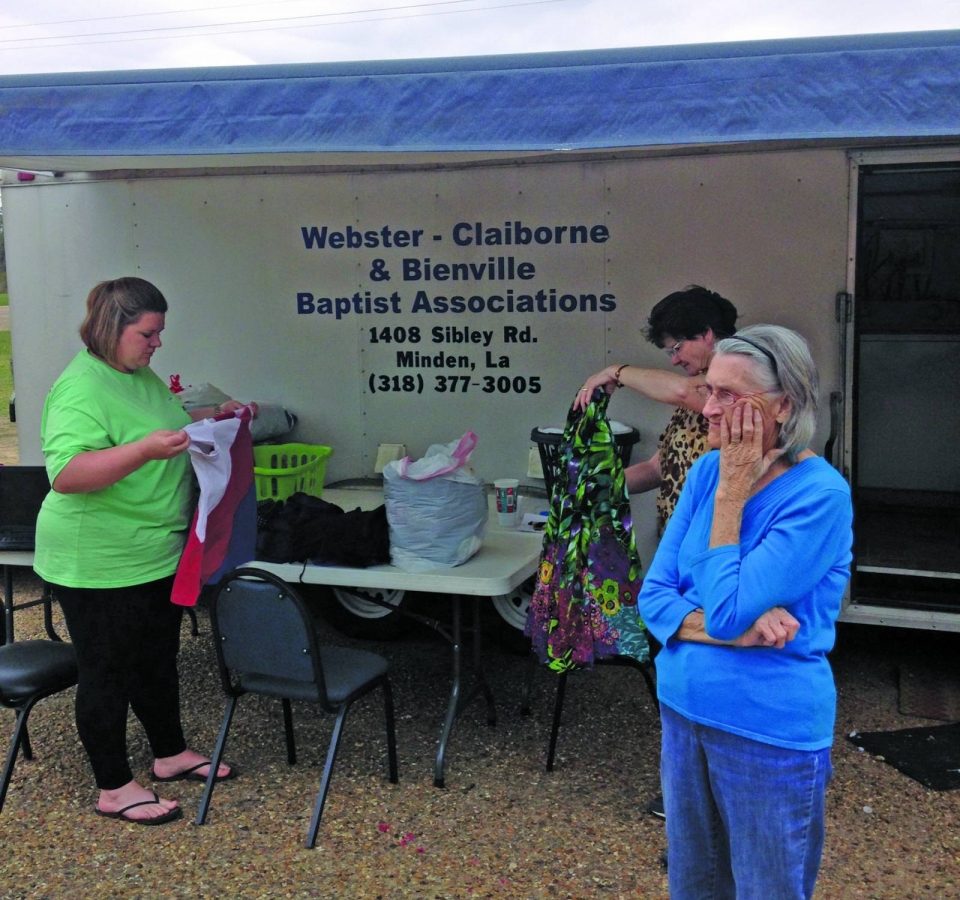 FBC Castor Washing clothes for flood victims
